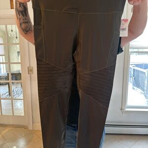 Moto-Style Stretch Leggings – Olive